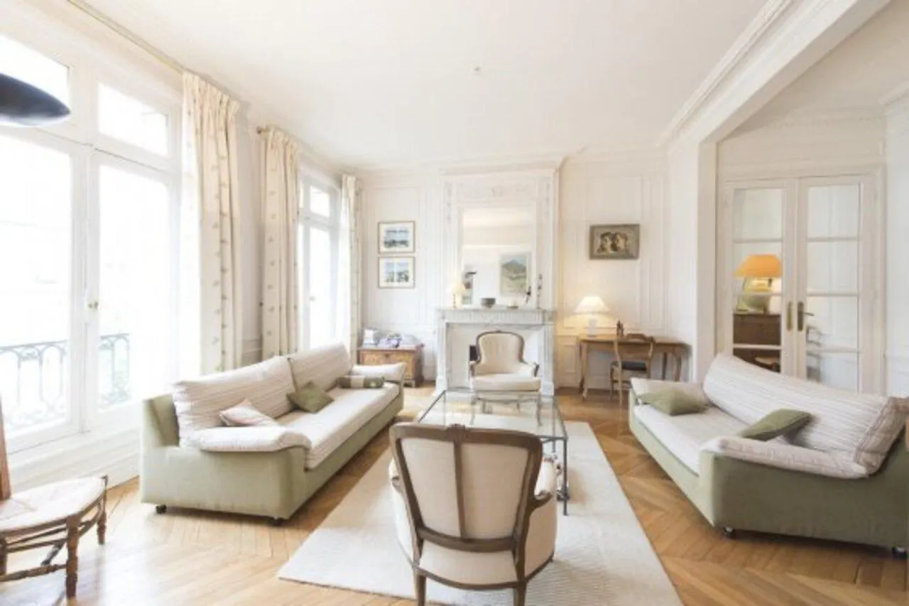 Veeve - Elegance Near Batignolles contacts